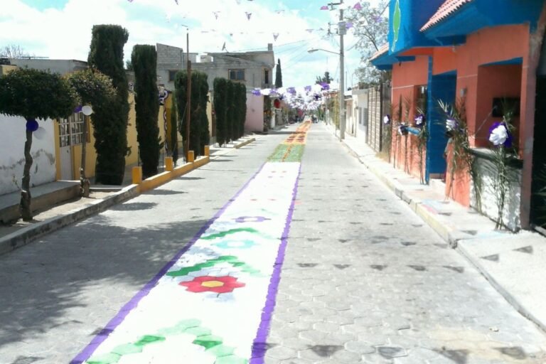 For Holy Week, the La Compañía community creates colorful carpets of sawdust in the streets. On Good Friday, a religious procession walks the carpetas.