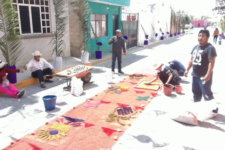 For Holy Week, the La Compañía community creates colorful carpets of sawdust in the streets. On Good Friday, a religious procession walks the carpetas.